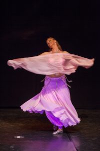 Orientalischer Tanz für Kinder und Erwachsene. Tänzerin Asita, die mit einem rosafarbenen Schleier tanzt.
