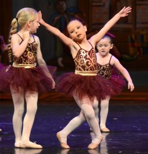 Kindertanz: Tanzende Kinder auf einer Bühne