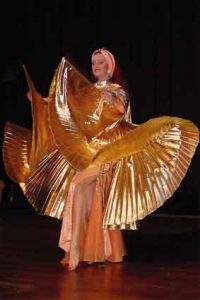 Orientalischer Tanz mit Tänzerin Asita, hier mit goldfarbenen Isis Wings.