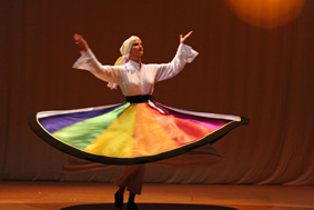 Asita tanzt einen Derwischtanz - Drehtanz - Tanura auf der Bühne.