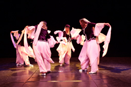 Show Moon over Cairo mit dem Ensemble, das Muwashahat - Arabisch andalusischen Tanz zeigt